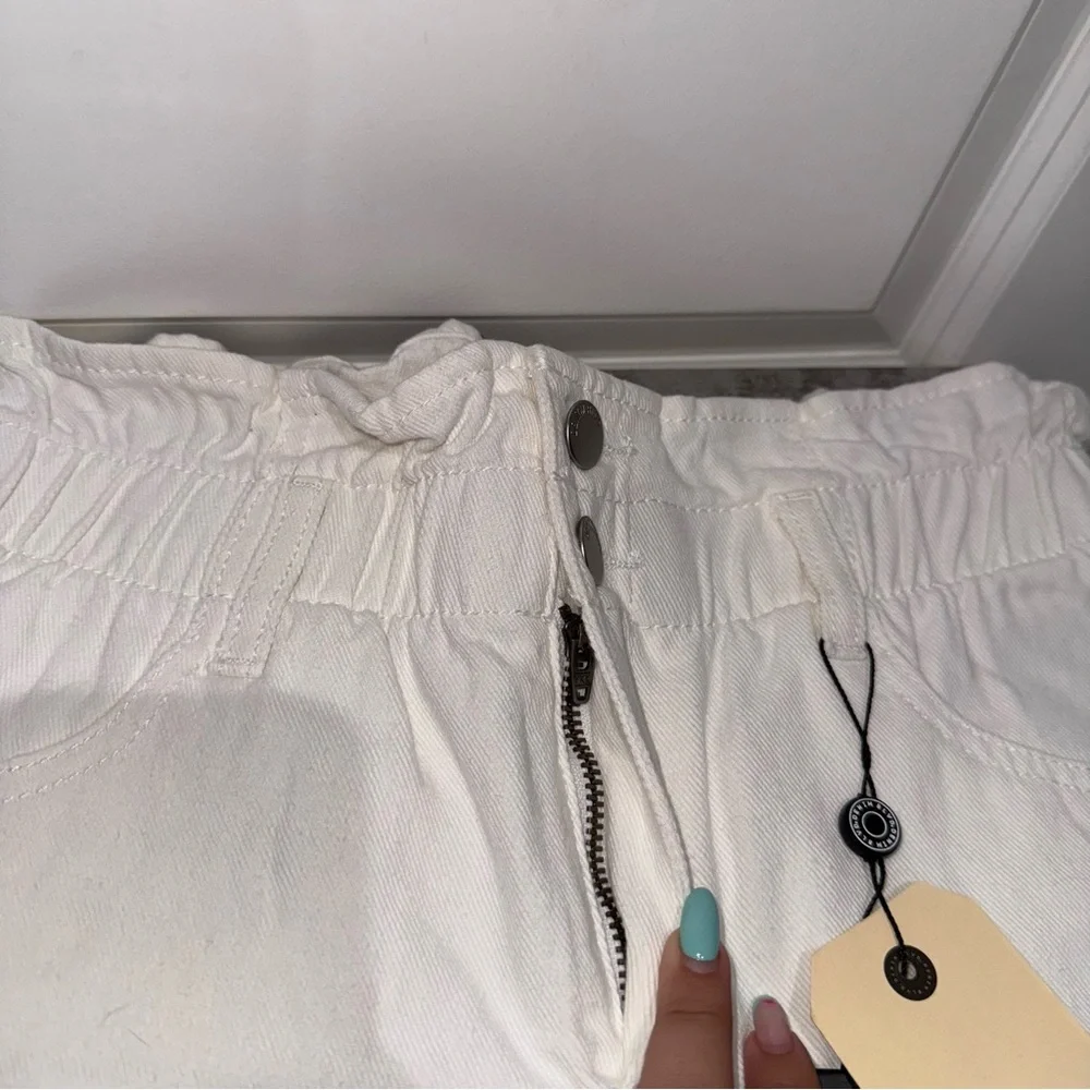 Super High Rise White Shorts Size Medium - Picture 4 of 8